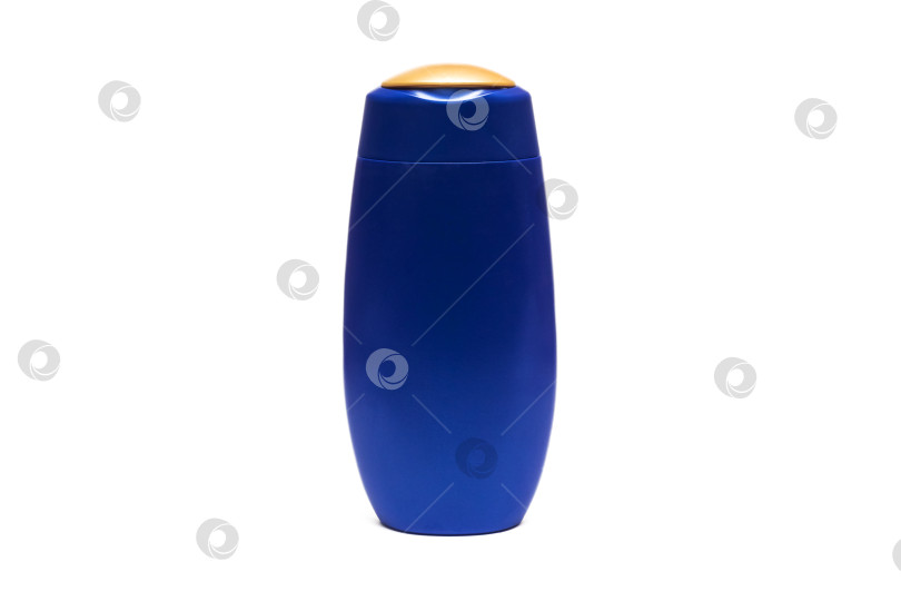 Скачать Синяя бутылка с шампунем, выделенная на белом фоне фотосток Ozero