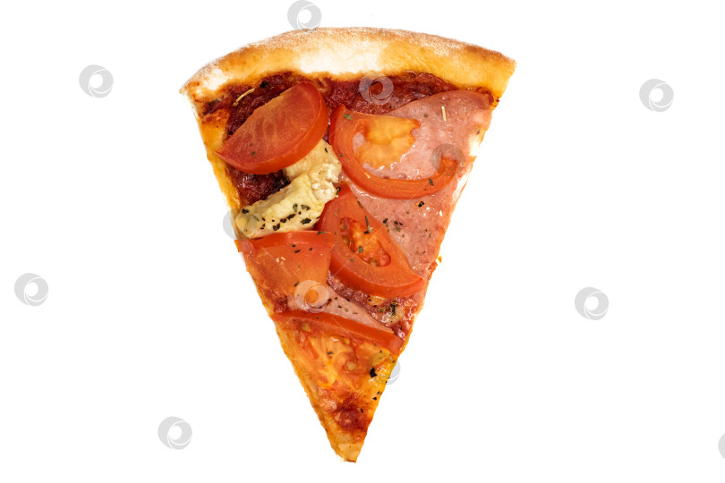 Скачать Кусочек пиццы с помидорами и ветчиной, выделенный на белом фоне фотосток Ozero