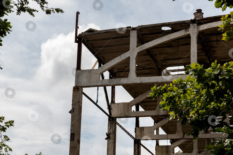 Скачать Строительство высокого здания на фоне голубого неба фотосток Ozero