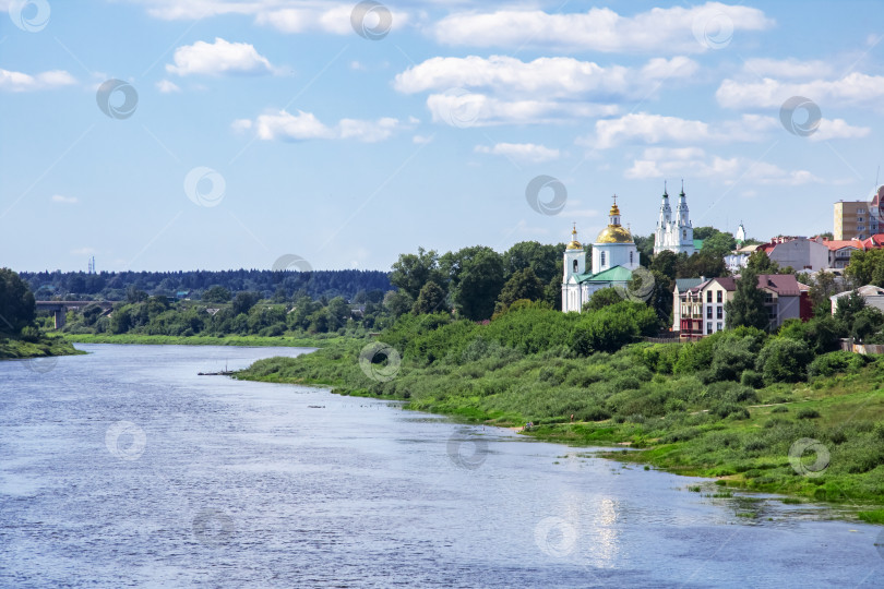 Скачать Дома маленького городка на берегу реки фотосток Ozero