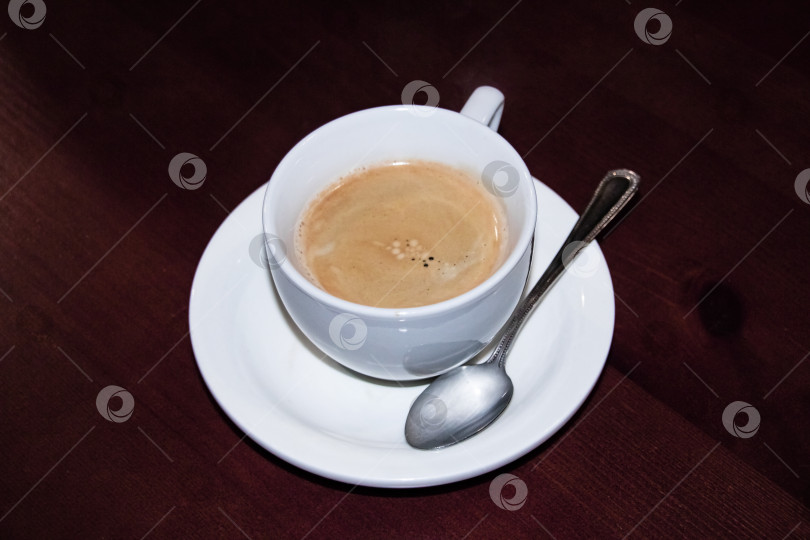 Скачать Чашка кофе на красном деревянном столе фотосток Ozero