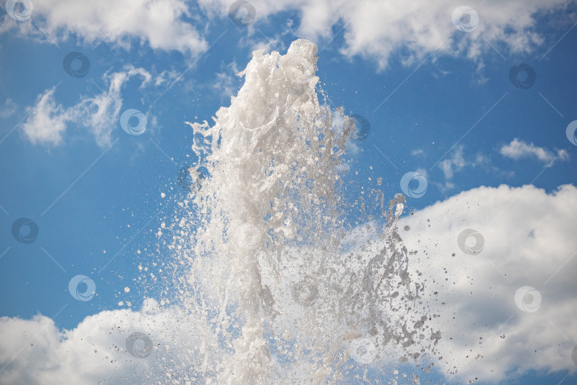 Скачать Брызги воды из фонтана на фоне голубого неба фотосток Ozero