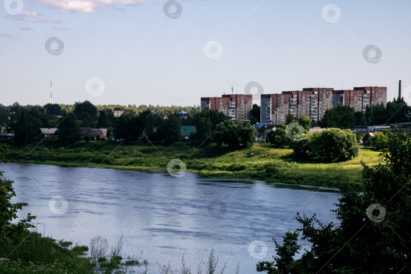 Скачать Дома маленького городка на берегу реки фотосток Ozero