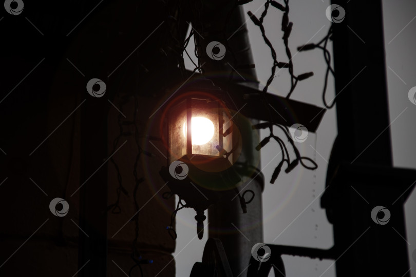 Скачать Яркий фонарь в стиле ретро в темноте фотосток Ozero