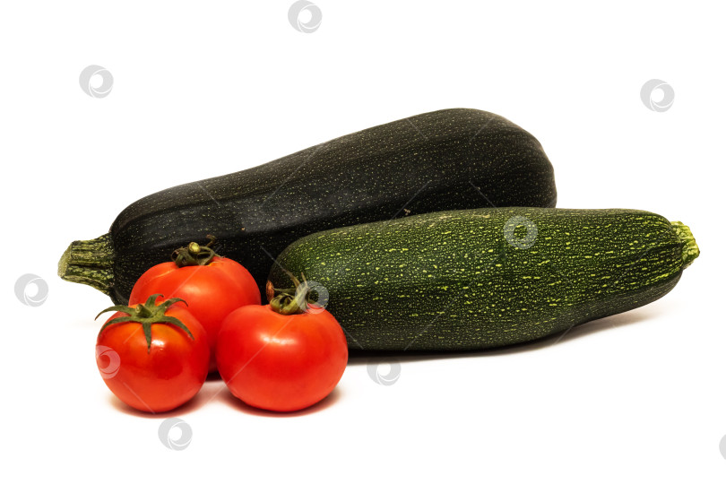 Скачать Два зеленых цуккини и помидора, выделенные на белом фоне фотосток Ozero