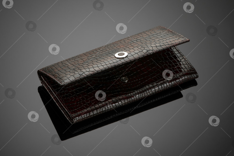 Скачать Крупным планом модный кожаный бумажник на темном фоне фотосток Ozero