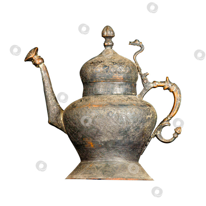 Скачать Старинный металлический чайник с художественной чеканкой и гравировкой на белом фоне фотосток Ozero