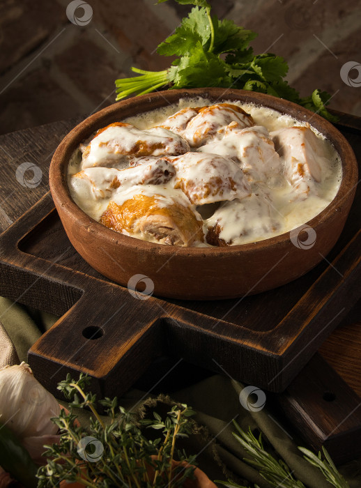 Скачать Вертикальный снимок курицы, покрытой сливочным соусом фотосток Ozero