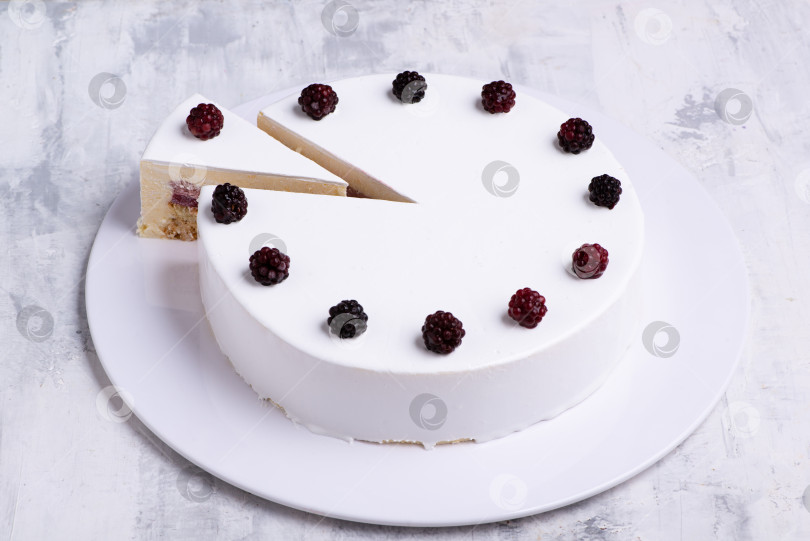 Скачать Снимок крупным планом белого слоеного торта, украшенного свежими ягодами фотосток Ozero