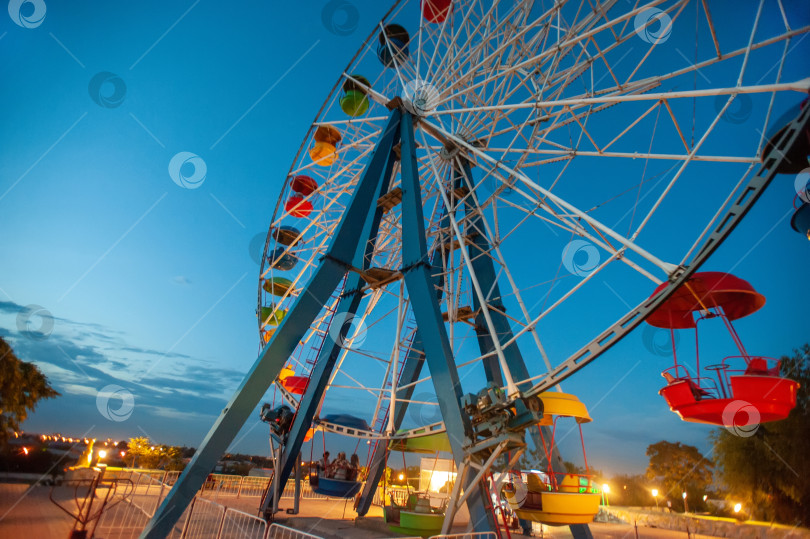 Скачать Аттракцион колесо обозрения в ночном парке развлечений фотосток Ozero