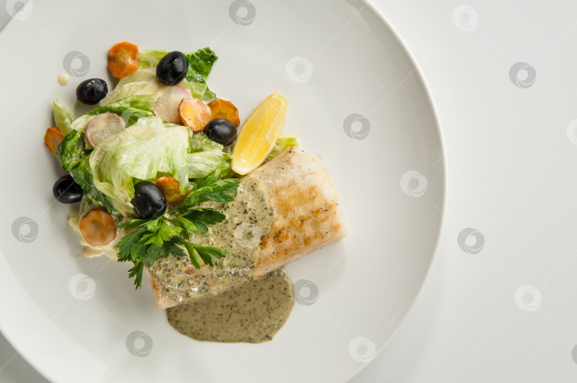 Скачать салат в белой тарелке фотосток Ozero