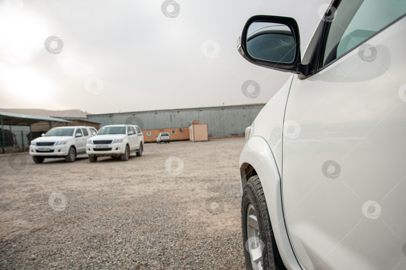 Скачать Крупный план автомобильной двери и зеркала заднего вида на строительной площадке фотосток Ozero