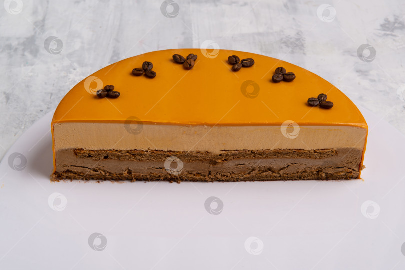 Скачать Снимок крупным планом вкусного желтого слоеного торта, посыпанного обжаренными кофейными зернами фотосток Ozero