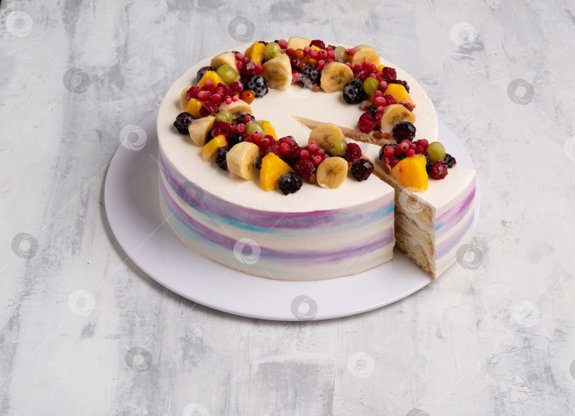 Скачать Снимок фруктового торта сверху на белой тарелке фотосток Ozero