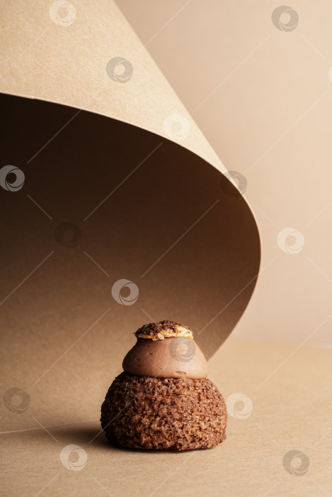 Скачать Декадентский шоколадный торт на листе пергаментной бумаги, готовый к употреблению фотосток Ozero