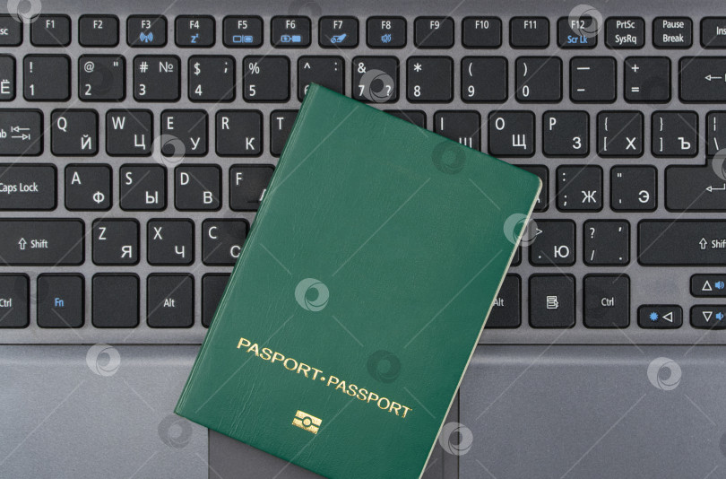 Скачать зеленый паспорт на клавиатуре фотосток Ozero