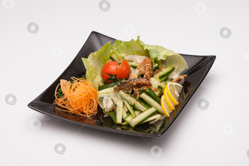 Скачать овощной салат в черной тарелке на светлом фоне фотосток Ozero