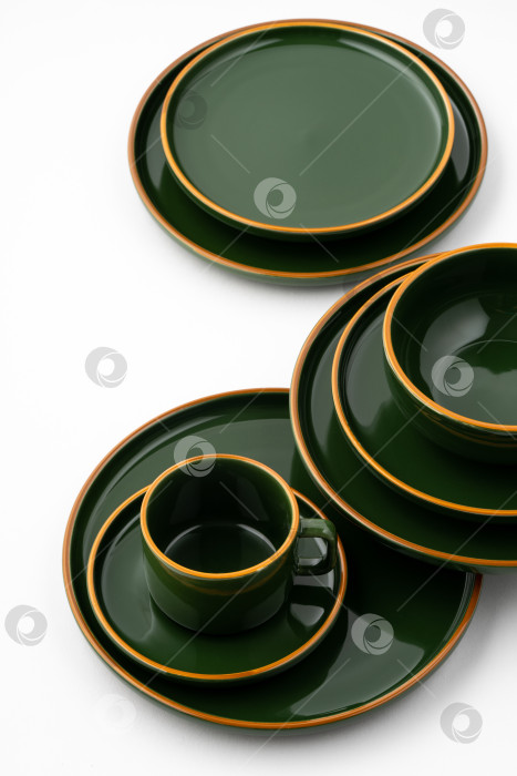 Скачать Набор темно-зеленой керамической посуды с оранжевыми контурами на белом фоне фотосток Ozero