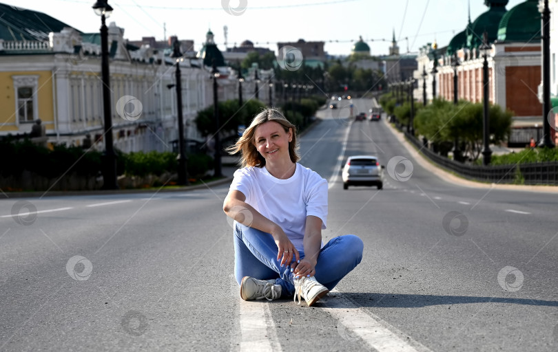 Скачать уверенная в себе молодая женщина прогуливается по улицам города, женщина улыбается и радуется жизни фотосток Ozero