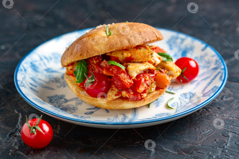 Скачать Итальянская булочка фокачча с курицей и овощами. фотосток Ozero