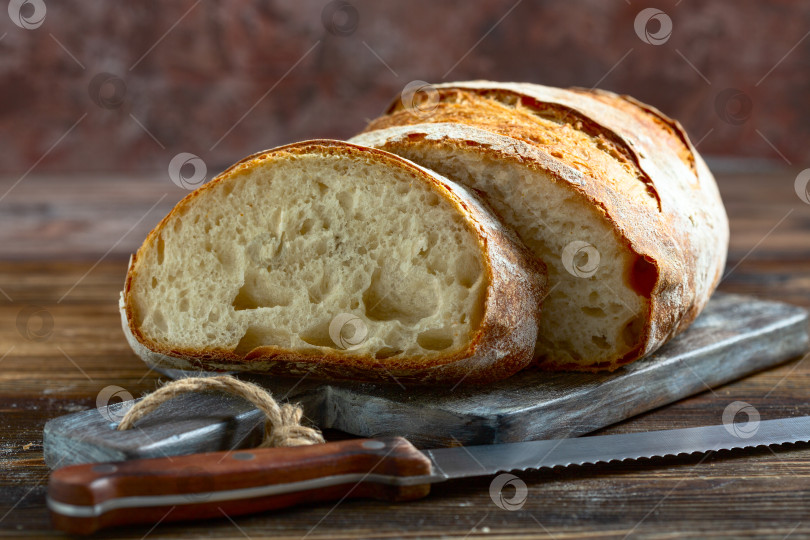 Скачать Свежеиспеченный пшеничный хлеб ручной работы. фотосток Ozero