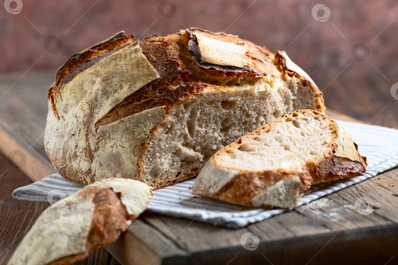 Скачать Домашний круглый хлеб, нарезанный ломтиками. фотосток Ozero