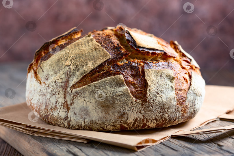 Скачать Круглый хлеб ручной работы. фотосток Ozero