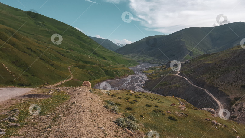 Скачать Дорога в горное село Хыналыг, Азербайджан фотосток Ozero