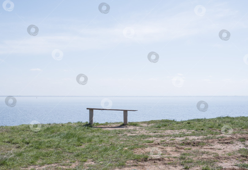 Скачать Деревянная скамейка на берегу синего моря, озера в летний солнечный день. фотосток Ozero