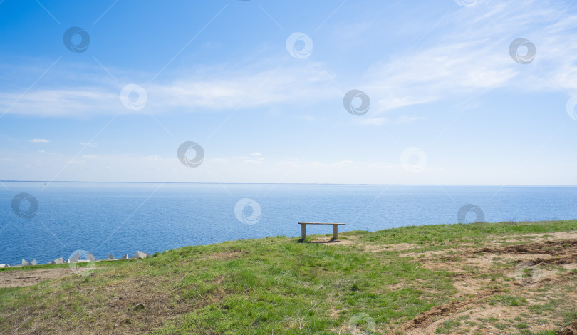 Скачать Деревянная скамейка на берегу синего моря, озера в летний солнечный день. фотосток Ozero
