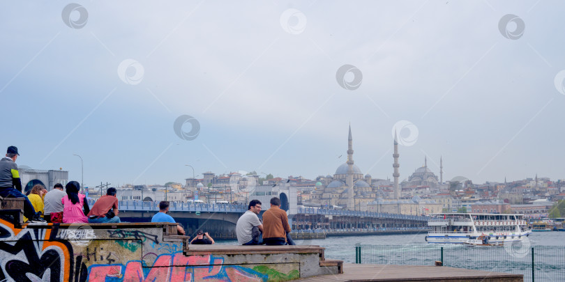 Скачать Стамбул, Турция, 02 мая 2023 года: Набережная Золотого Рога в историческом центре Стамбула с видом на мечеть Сулеймание и Галатский мост. фотосток Ozero