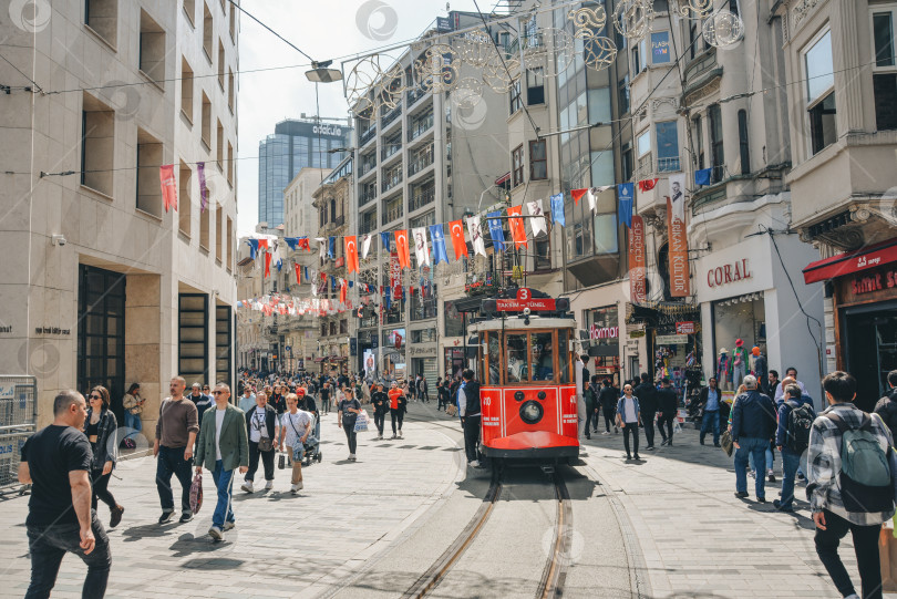 Скачать Стамбул, Турция - 02 мая 2023 года: Ностальгический традиционный красный трамвай в Бейоглу. Трамвайная линия проходит по улице Истикляль (популярному месту в Стамбуле) между площадью Таксим и метро фотосток Ozero