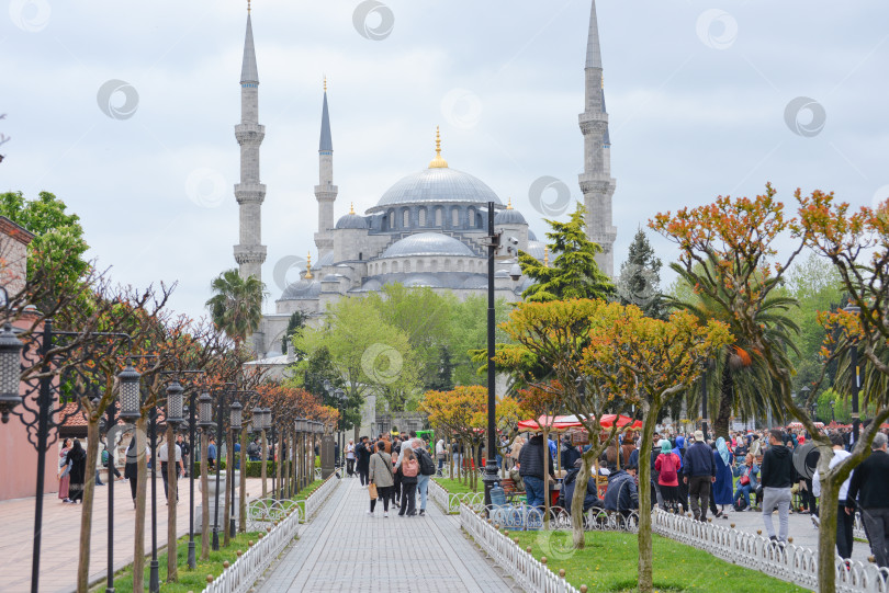 Скачать Стамбул, Турция, 02 мая 2023 года: Туристы восхищаются Голубой мечетью, мечетью Султана Ахмета. Архитектурный элемент мусульманской архитектуры фотосток Ozero