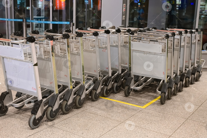 Скачать Крупным планом группа пустых тележек в аэропорту багажные тележки, тележки для багажа, багажные тележки-тележки для парковки в международном аэропорту для путешественников, авиационный бизнес фотосток Ozero