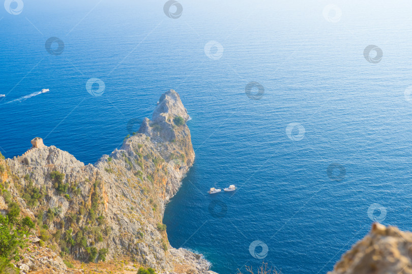 Скачать Морской пейзаж со скалы в солнечный день фотосток Ozero