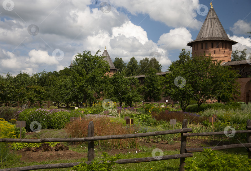 Скачать Травяной и ботанический сад Спасо-Ефимиева монастыря в Суздале, Россия. фотосток Ozero