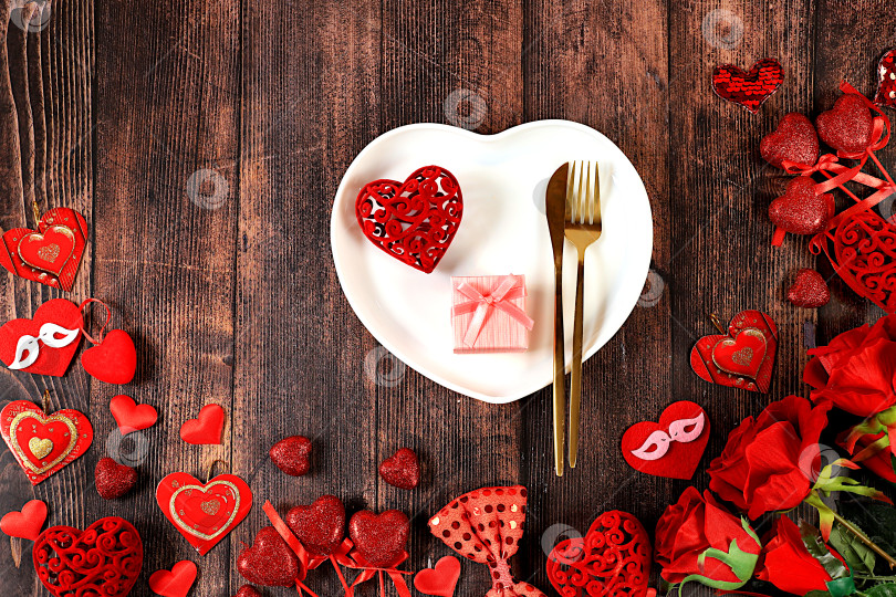 Скачать С Днем Святого Валентина или женским днем, Днем матери, баннер. Поздравительная открытка, красные сердечки, столовые приборы и розы на деревянном фоне, с праздником, поздравления с днем рождения, фотосток Ozero