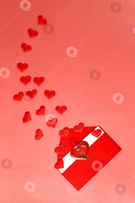 Скачать День святого Валентина или женский день, концепция Дня матери, баннер. Поздравительная открытка, красные сердечки и поздравительный конверт на розовом фоне, поздравления с праздником, днем рождения, фотосток Ozero