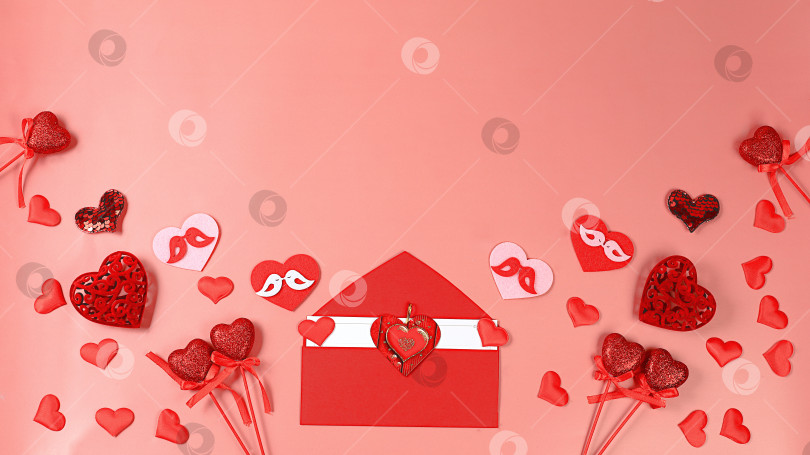 Скачать С Днем Святого Валентина или женским днем, Днем матери, баннер. Поздравительная открытка, красные сердечки и поздравительный конверт на розовом фоне, поздравления с праздником, днем рождения, фотосток Ozero