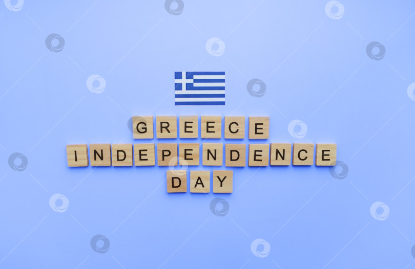 Скачать 25 марта, День независимости Греции, флаг Греции, минималистичный баннер с надписью деревянными буквами фотосток Ozero