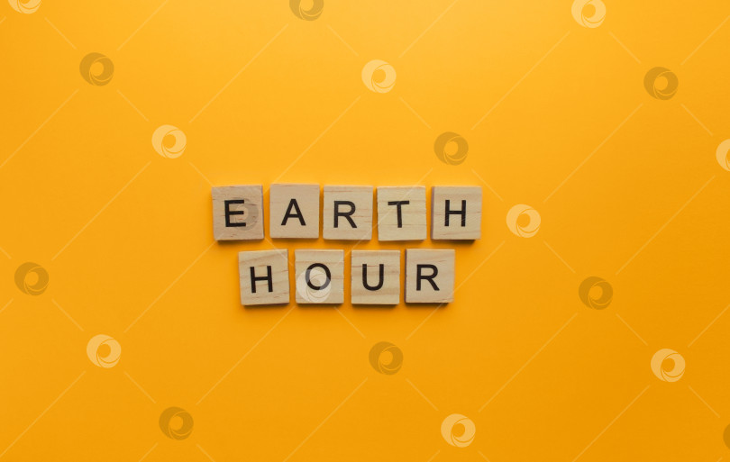 Скачать 25 марта, Час Земли, минималистичный баннер с надписью деревянными буквами фотосток Ozero