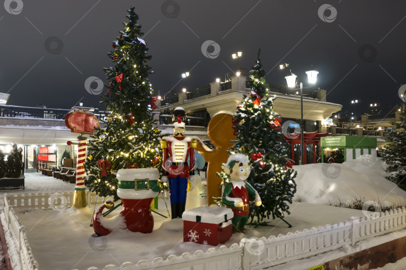 Скачать Казань, Татарстан, Россия – 18 декабря 2023: Елки и  новогодние украшения на Кремлевской набережной фотосток Ozero