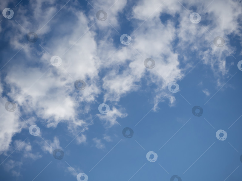 Скачать Фантастические мягкие белые облака на фоне голубого неба. Голубое небо и красивые белые облака фотосток Ozero