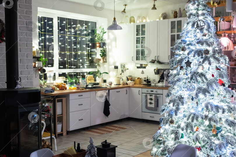 Скачать Рождественский декор на белой кухне, праздничный беспорядок, деревенский интерьер со снежной елкой и гирляндами. Новый год, рождественское настроение, уютный дом. фотосток Ozero
