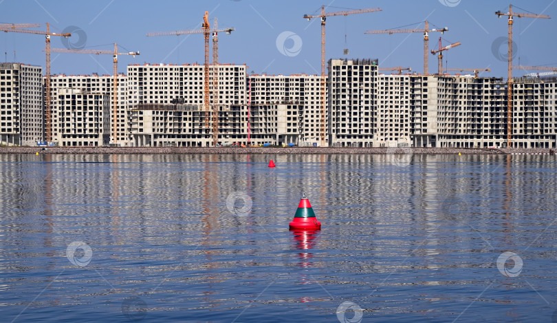 Скачать Строительная площадка новостроек, вид с реки на новый микрорайон фотосток Ozero