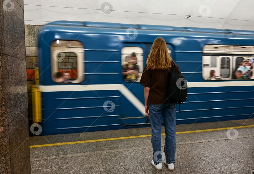 Скачать девушка с рюкзаком ждет поезд на вокзале фотосток Ozero