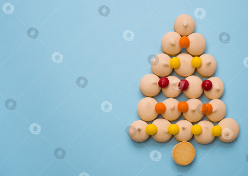 Скачать Рождественская елка из печенья и конфет на синем фоне с пространством для текста. Концепция рождественской выпечки. фотосток Ozero