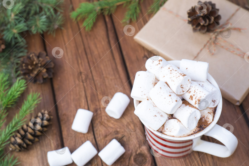 Скачать сладкое горячее какао с зефиром, зимний рождественский напиток на деревянном фоне. фотосток Ozero