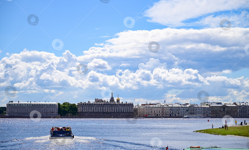 Скачать Морское судно на реке недалеко от города, туризм фотосток Ozero