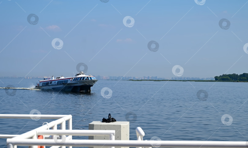 Скачать Морское судно на реке недалеко от города, туризм фотосток Ozero